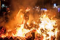 Det brinner i Istanbul, när demonstranter protesterar mot regimen Erdogan.
