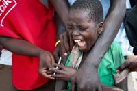 En pojke blir vaccinerad mot mässling i Sydsudan, där över 750 personer drabbats av sjukdomen.
