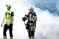 Räddningstjänst släcker bilbränder vid Ringdansen centrum i samband med upplopp i Navestad i Norrköping på påskdagen.