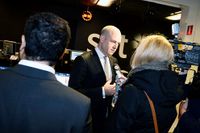 Statsminister Fredrik Reinfeldt lämnar Sveriges television efter att ha uttalat sig om Nelson Mandelas död i morgon-tv.