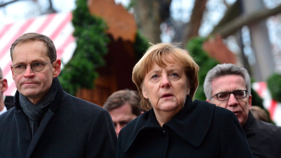 Förbundskansler Angela Merkel var märkbart tagen när hon besökte julmarknaden i Berlin som utsattes för ett terrordåd under måndagkvällen.