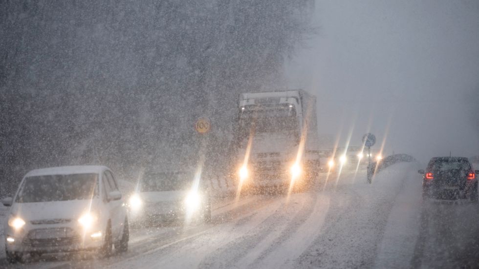 Tät trafik på riksväg 21 mellan Kristianstad och Hässleholm i det ymniga snöfallet på tisdagskvällen.