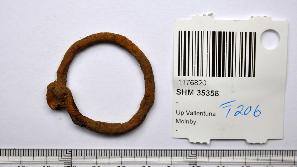 En av amulettringarna från järnåldern som arkeologer slängde i Molnby, Vallentuna. Tidigare sparades denna typ av föremål, säger arkeolog Johan Runer.