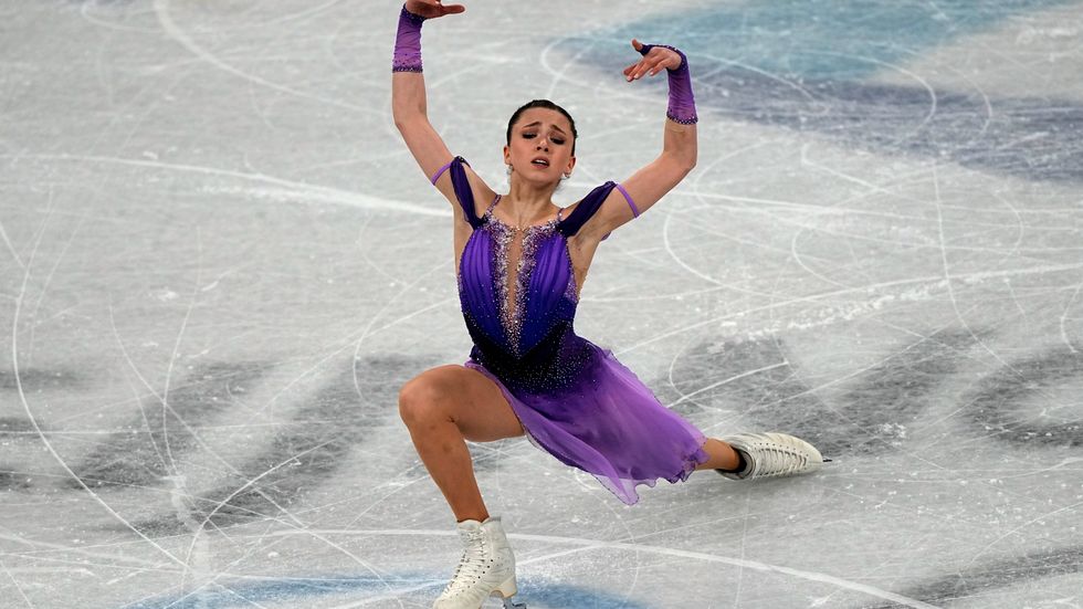 Kamila Valieva i korta programmet i konståkningens lagtävling i OS.
