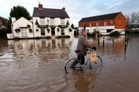I staden Tewkesbury i västra England  har regnovädret orsakat översvämningar.