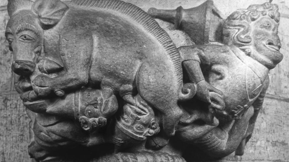 Antijudisk skulptur från 1300-talet i Uppsala domkyrka, motivet föreställer en så kallad ”judesugga”, en vanlig antisemitisk karikatyr under medeltiden.