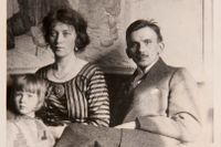Axel Törneman med hustrun, sångerskan Gudrun Törneman (född Høyer-Ellefsen) och sonen Algot, cirka 1913. Ur Signe och Yngves familjealbum. Insamlade av Magnus Karlsson.