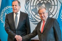 Rysslands utrikesminister, Sergej Lavrov, som greppat ordförandeklubban i FN:s säkerhetsråd, skakar hand med FN:s generalsekreterare Antonio Guterres på måndagen. 