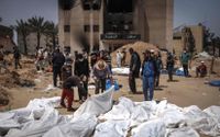 Människor och sjukvårdspersonal gräver upp kroppar som hittats vid Nassersjukhuset i Khan Yunis i södra Gazaremsan den 23 april 2024.