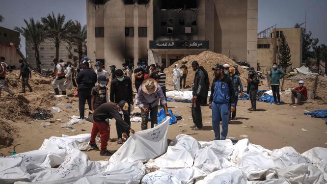 Människor och sjukvårdspersonal gräver upp kroppar som hittats vid Nassersjukhuset i Khan Yunis i södra Gazaremsan den 23 april 2024.