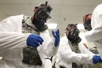 Amerikanska soldater provar gasmasker. Flera hundra soldater är på väg till Liberia för att hjälpa till att bekämpa utbrottet av ebola, och bygga tillfälliga vårdinrättningar.