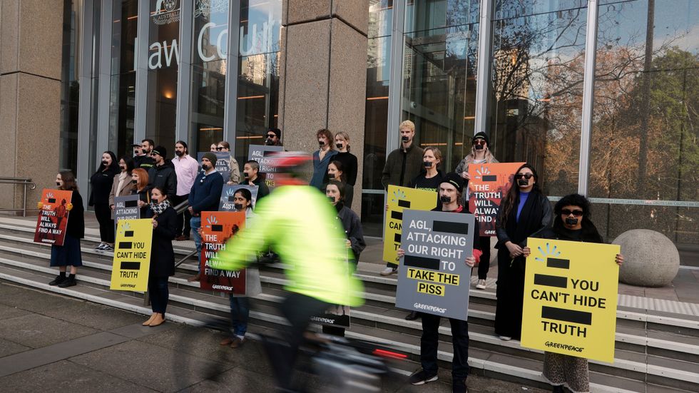 AGL är med sin stora tillit till kolkraften kontroversiellt i Australien. Här demonstrerar Greenpeace i samband med en rättegång i Sydney förra året.