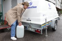 Vårdpersonal hämtar vatten efter läckan i Nyköping.