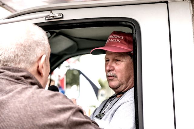 Peter Grove i Trump-trucken blir intervjuad av en lokal radioreporter.