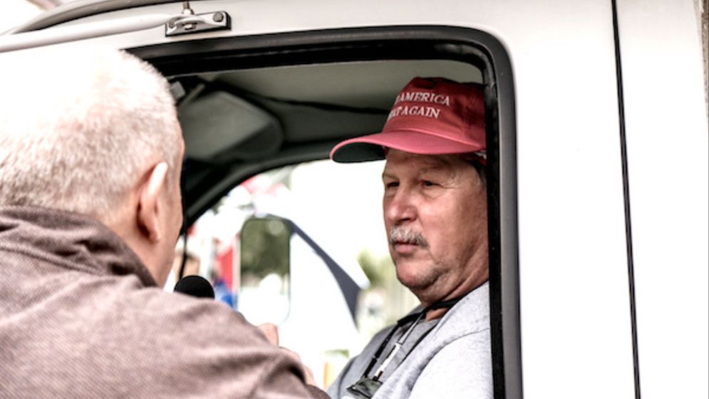 Peter Grove i Trump-trucken blir intervjuad av en lokal radioreporter.