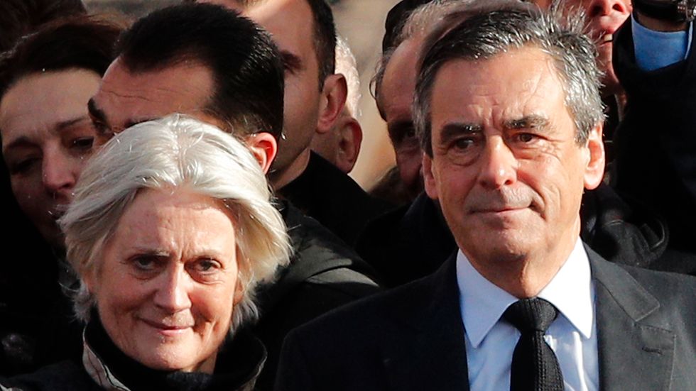 François Fillon med hustrun och tidigare "assistenten" Penelope, som han påstås ha betalat miljonbelopp utan krav på motprestation. Arkivbild.