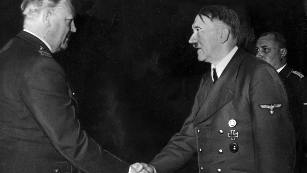 Quisling skakar hand med Adolf Hitler.