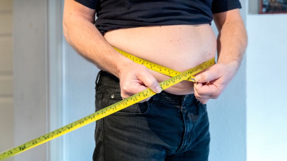 I Sverige är det endast extrem fetma som ses som en tydlig riskfaktor för covid-19 – men nivån kan vara på väg att sänkas, skriver Henrik Ennart. 