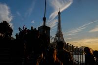 Eiffeltornet i Paris är inte längre upplyst av fasadbelysning.