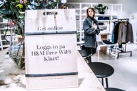 Klädkoncernen H&M jobbar på att bygga samman butiksnätet med näthandeln, så att dessa samspelar. Anna Bergare, affärsutvecklare har jobbat med bolagets testbutik i Fältöversten i Stockholm. 