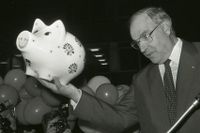Helmut Kohl med en spargris i Bonn 1982..