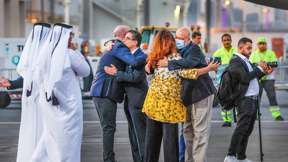 De släppta amerikanska medborgarna tas emot vid ankomsten till flygplatsen i Doha.