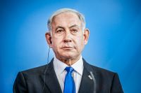 Benjamin Netanyahus regering överlevde en misstroendeomröstning under måndagen.