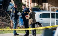 Poliser undersöker under måndagen en av platserna där en brevbomb exploderat i Austin.
