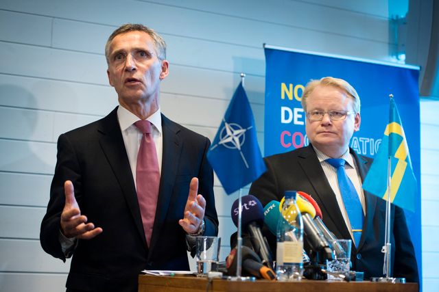 Jens Stoltenberg (S) och Peter Hultqvist (S) är objekt för utanförskaparna i Natomotståndet.