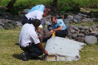 Vrakdelen från MH370 undersöks av fransk polis på ön La Réunion.