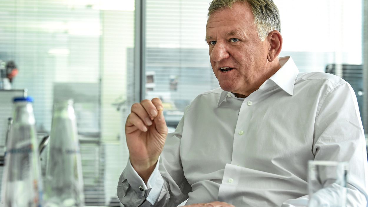 Andreas Renschler, Volkswagens lastvagnschef, säger så här om Scanias börsintroduktion: ”Nu gör vi bolaget färdigt för kapitalmarknaderna. Det är vårt jobb. Börsnotering är sedan bara en av flera valmöjligheter.”