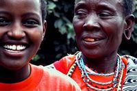 Tolvåriga Elizabeth och hennes mormor Rodah Nairuko har fått helt olika förutsättningar för sina liv. Mormor Rodah är könsstympad, hon har fött och uppfostrat fyra barn som nomad bland massajerna, medan Elizabeth slipper könsstympningen och i stället får gå i skola liksom sin ett år äldre syster Brendah.