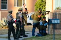 Polis i insats efter skjutningarna i Kalifornien, där 14 personer dödades och 17 skadades. Två misstänkta gärningsmän sköts senare av polis.
