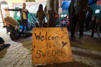 I tält utanför Stockholms central hjälper frivilligorganisationer nyanlända flyktingar som kommit med tåg från Malmö/Köpenhamn.