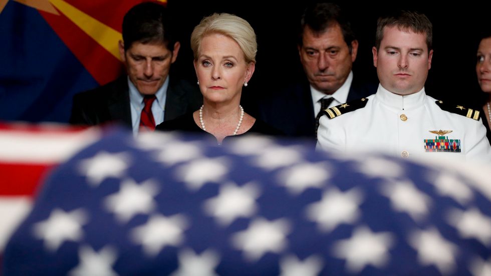 Cindy McCain, änka efter den amerikanske senatorn John McCain som avled i helgen, tillsammans med sonen Jack under onsdagens minnesceremoni som ägde rum i delstaten Arizonas huvudstad Phoenix.
