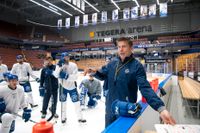 Leksands nye tränare Ulf Samuelsson på isen i Tegera Arena under onsdagens träning med laget.