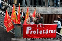 2006. Sven Wollter uppförde en ”röd show” vid kommunistiska partiets möte i Stockholm efter marschen med ”Röd front”.