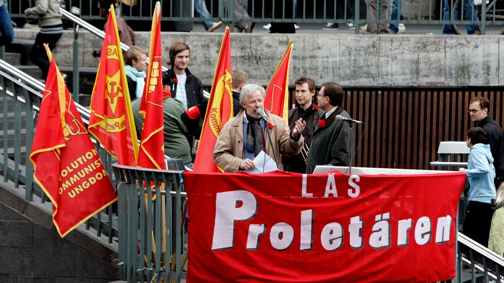 2006. Sven Wollter uppförde en ”röd show” vid kommunistiska partiets möte i Stockholm efter marschen med ”Röd front”.