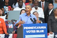 Barack Obama talar till publiken i Philadelphia. Han säger att amerikanska värden är hotade i dagens politiska miljö.