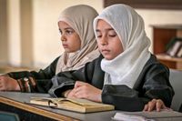 Muslimska flickor läser koranen.