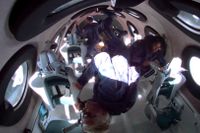 Richard Branson och hans medpassagerare svävar fritt i rymden under resan den 11 juli.