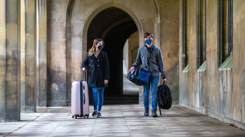 Studenter reser hem från universitetet i Cambridge. 