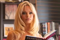 Lily James gestaltar Pamela Anderson som skärpt och älskvärd.