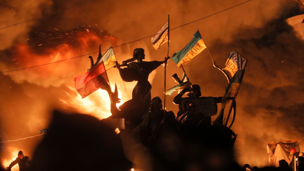 Monument på Självständighetstorget i Kiev brinner i samband med upploppen under Euromajdan 2014. 