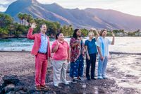 Hotellchefen Armond med personal på det femstjärniga hawaiianska hotellet vinkar  ett båtlass med VIP-gäster välkomna ön. 