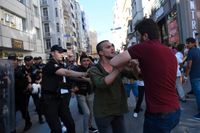 Flera pridedeltagare greps av polis under söndagens pridetåg i Istanbul. En pridedeltagare misshandlades av civilklädd polis i samband med att han greps. 