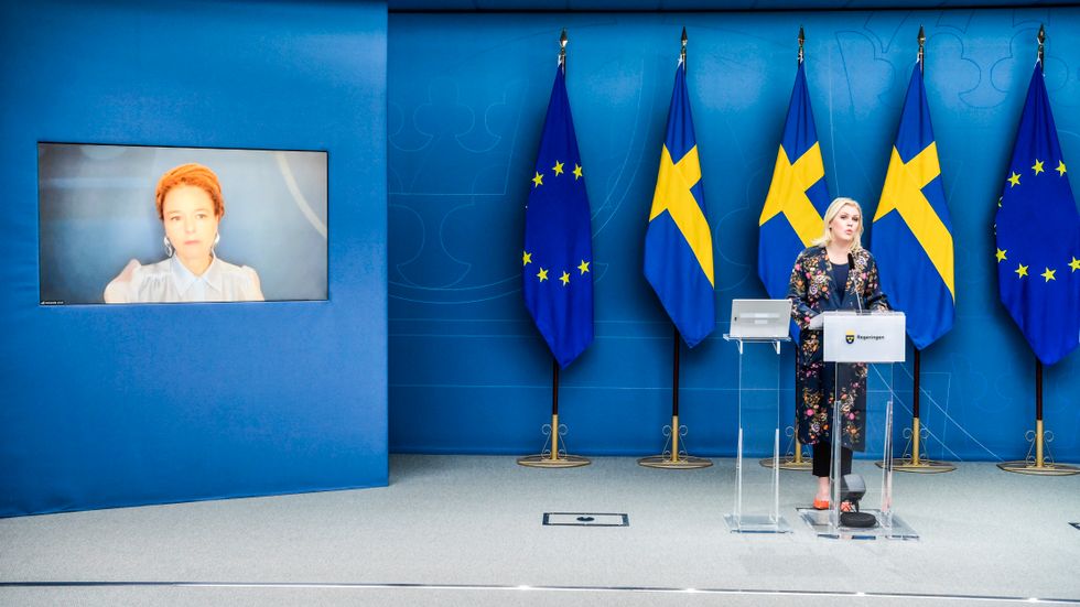Kultur- och idrottsminister Amanda Lind (MP) och Socialminister Lena Hallengren (S) på onsdagens pressträff. 