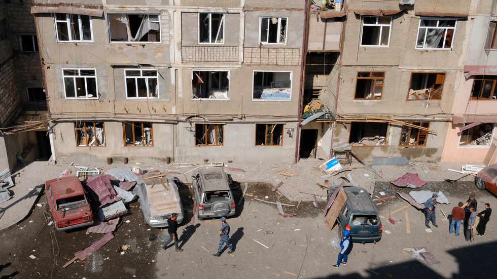 Ett bostadsområde i Nagorno-Karabachs största stad Stepanakert som uppges ha förstörts i striderna. Bild från 3 oktober.