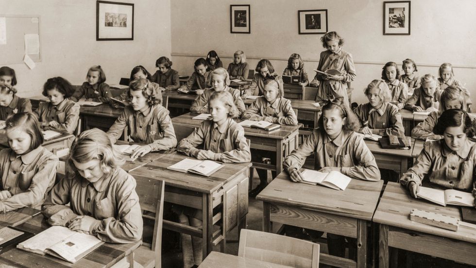 Flickklass i en skolsal pÂ 1940-talet. 