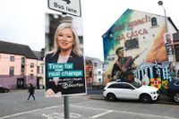 Nationalistiska Sinn Féins ledare i Nordirland, Michelle O'Neill, på en valaffisch i västra Belfast. Partiet hoppas bli störst i torsdagens regionalval.